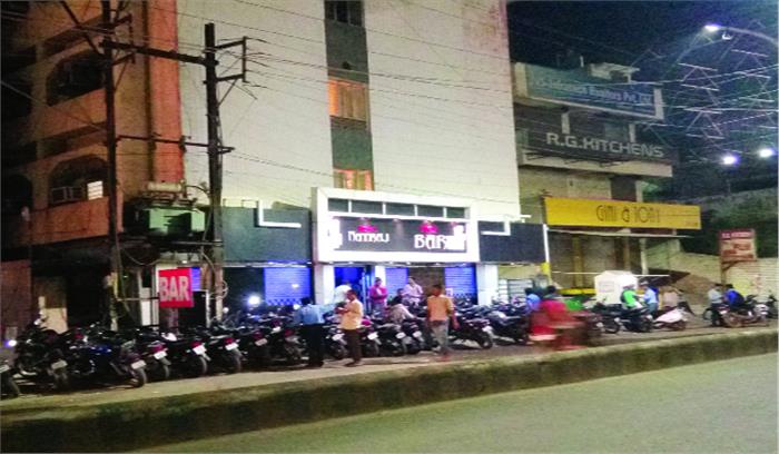 बारों में मिल रही हर ब्रांड की शराब