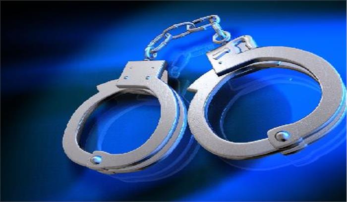 रिश्वत लेते प्रभारी गिरफ्तार