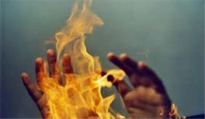 रिश्वत मांगने पर प्रधानाध्यापक ने स्कूल में किया आत्मदाह