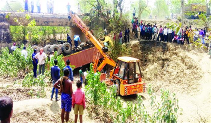पुल से नीचे गिरा ट्रक, चालक की मौत