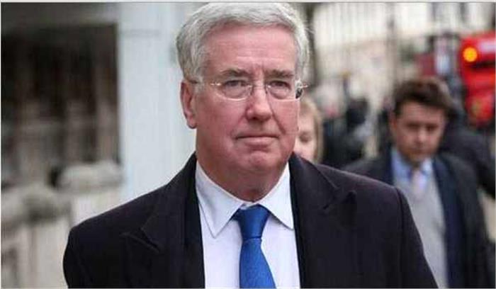 ब्रिटेन के रक्षा मंत्री माइकल ने थेरेसा मे को इस्तीफा साैंपा