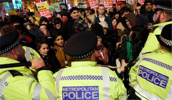 जॉनसन की जीत के बाद लंदन में  झड़पें