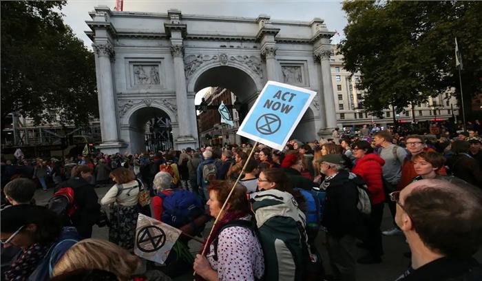 ब्रिटेन में विरोध प्रदर्शन कर रहे 21 पर्यावरण कार्यकर्ता गिरफ्तार