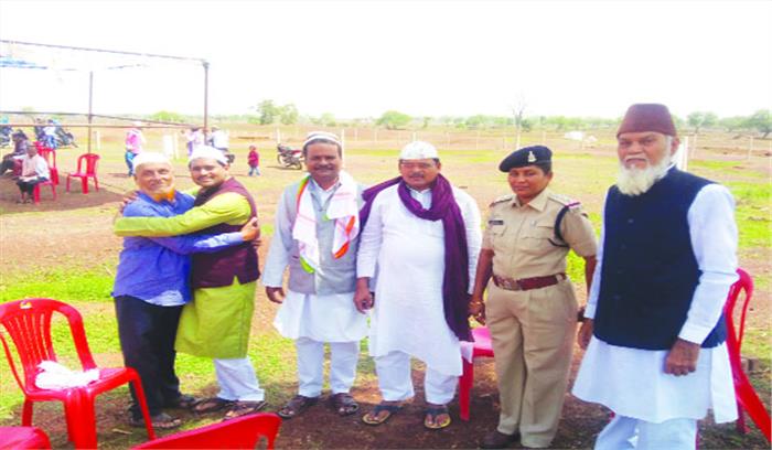 गले लगा दी ईद की मुबारकबाद