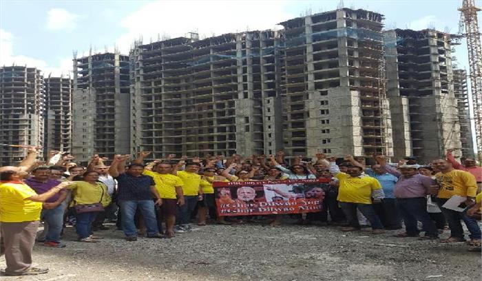 साइट पर खेलकूद व हंसकर विरोध दर्ज  करा रहे हार्टबीट सिटी के निवेशक