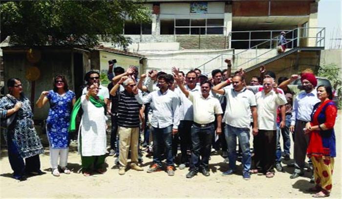 एसीईओ को बर्खास्त करने की मांग को लेकर आप का प्रदर्शन