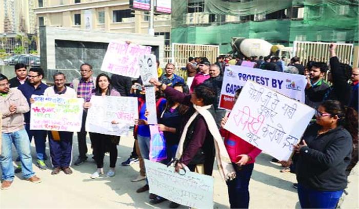 गार्डेनिया बिल्डर के खिलाफ  प्रदर्शन कर रहे खरीदारों का आरोप, बाउंसरों ने पीटा