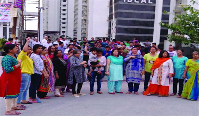 प्रीपेड मीटर लगाकर ज्यादा शुल्क वसूलने से नाराज खरीदारों ने खोला मोर्चा