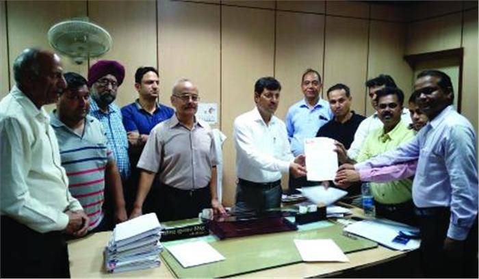 बिजली सरकार की मुनाफा कमा रहे बिल्डर