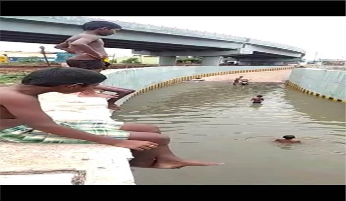 तिल्दा : फ्लाई ओवरब्रिज एवं अंडरब्रिज बना लोगों के लिए परेशानी का सबब तिल्दा : फ्लाई ओवरब्रिज एवं अंडरब्रिज बना लोगों के लिए परेशानी का सबब