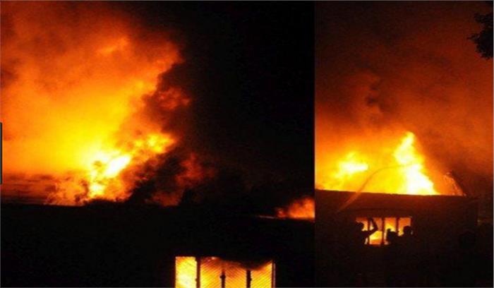 बुलंदशहर : बेल्ट फैक्ट्री में लगी भयंकर आग