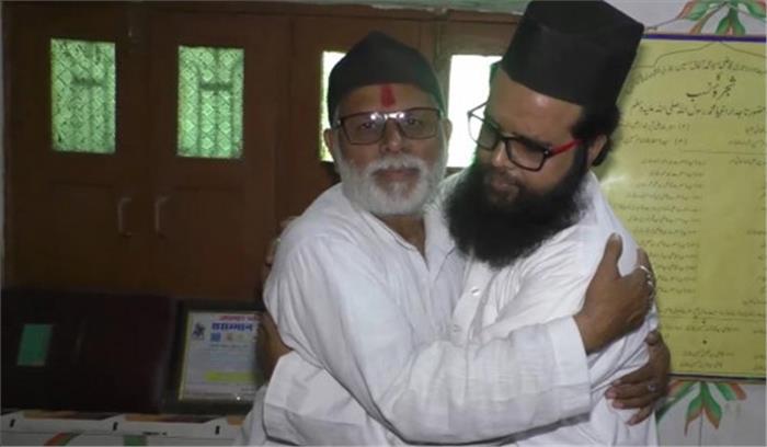 अयोध्या फैसला : हिन्दू-मुस्लिम धर्मगुरु एक-दूसरे के गले मिले