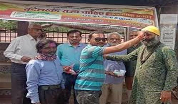 उप्र : बुंदेलियों ने अनशन स्थल पर मनाई होली उप्र : बुंदेलियों ने अनशन स्थल पर मनाई होली