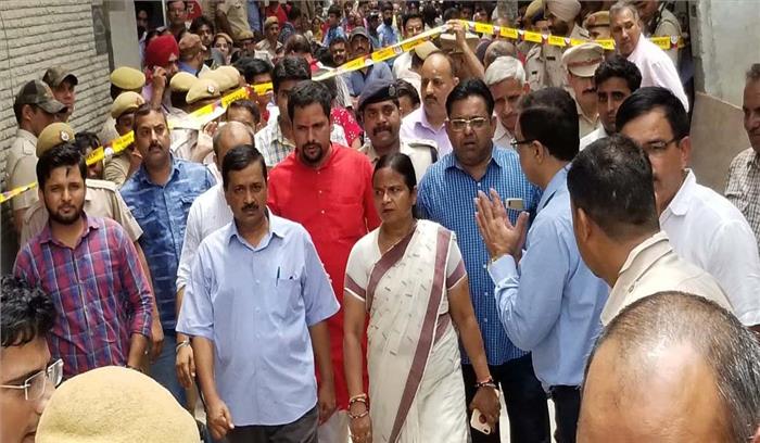  दिल्ली के बुराड़ी में एक घर में मिले 11शव, सीएम केजरीवाल ने लिया घटनास्थल का जायजा
