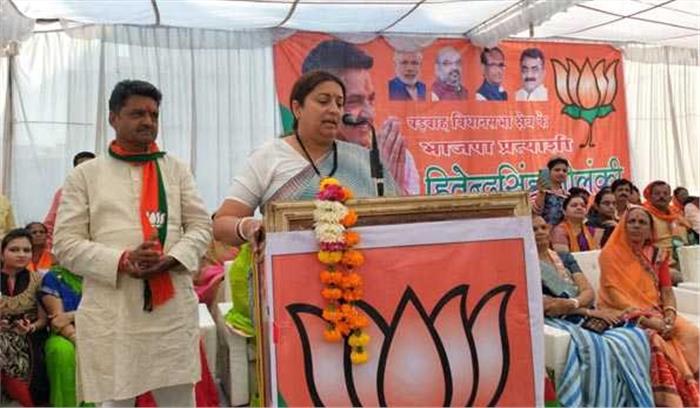 स्मृति ईरानी का चुनावी हमला कहा कांग्रेस राज में जीजा ने छीने खेत