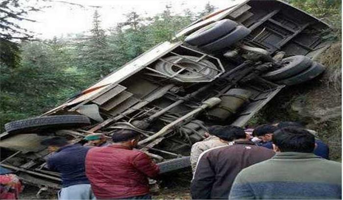 हिमाचल: बस गहरी खाई में गिरी, महिला समेत 2 लाेगों की मौत