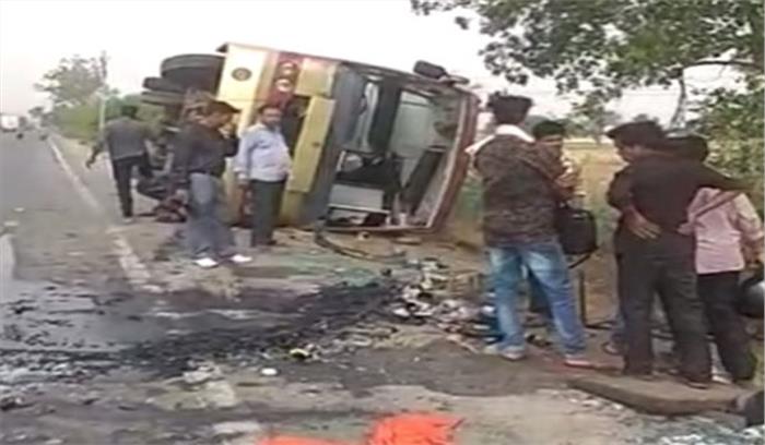 दो बसों की रेस में एक बस पलटी, 25 यात्री घायल