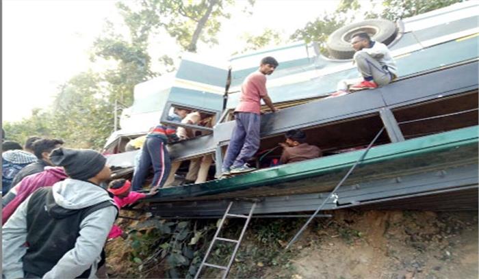 बस के खाई में गिरते ही मची चीख पुकार