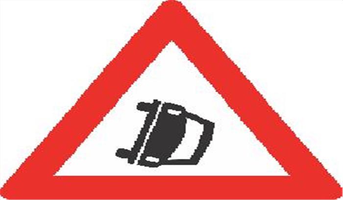 बस पलटने से एक छात्र की मौत, कई घायल