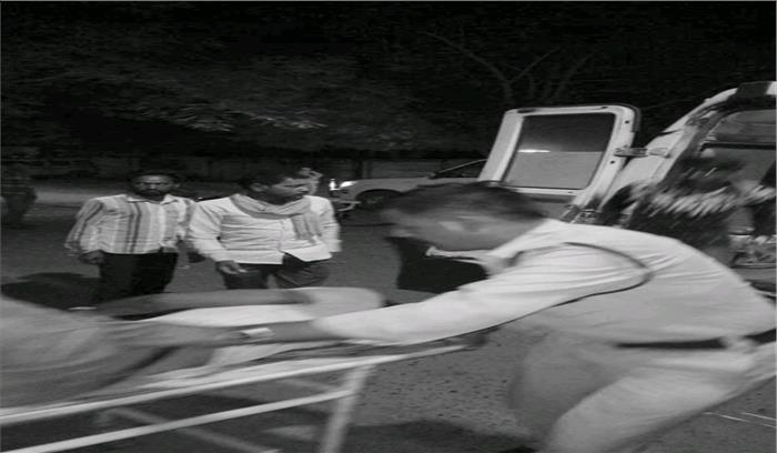 बस पलटने से डेढ़ दर्जन यात्री घायल