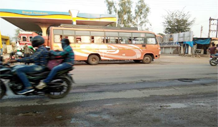 बस स्टैंड का स्थांतरण के विरोध में खरोरा बंद रहा