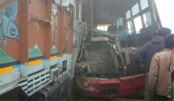मध्यप्रदेश :बस और ट्रक में टक्कर 20 बाराती घायल