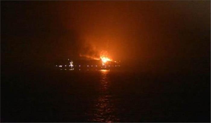 व्यापारिक जहाज में लगी आग, एक घायल