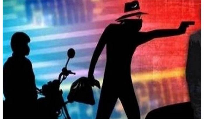 व्यवसायी को गोली मारकर 5 लाख की लूट