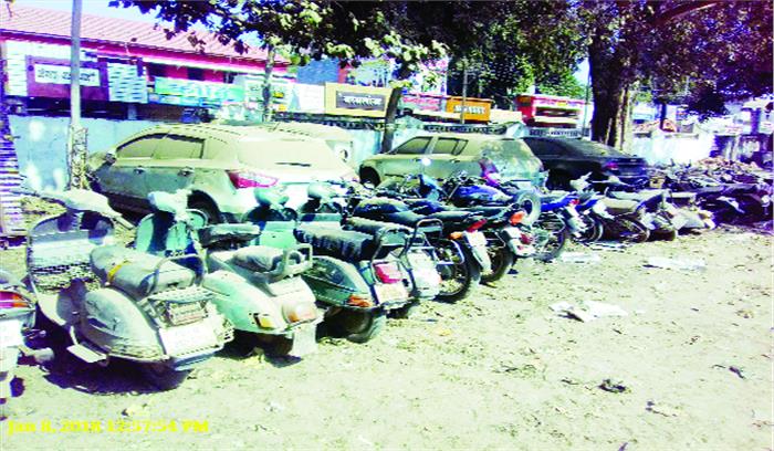 कबाड़ियों के दुकान पर पुलिस की छापामार कार्रवाई