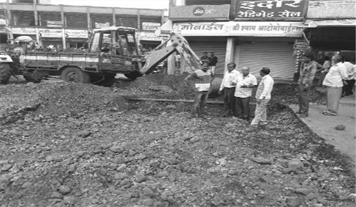 बसस्टैण्ड पर यात्रियों को मिलेगी कीचड़ से निजात