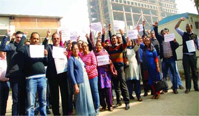 मालिकाना हक को लेकर खरीदारों ने बिल्डर के खिलाफ किया प्रदर्शन