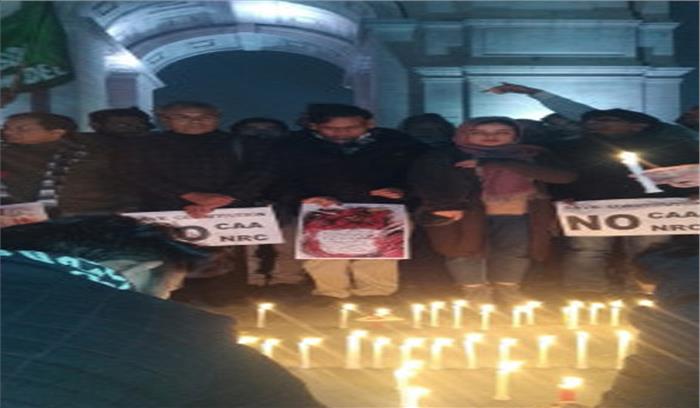 सीएए के खिलाफ जामिया के प्राध्यापकों ने इंडिया गेट पर निकाला कैंडल मार्च