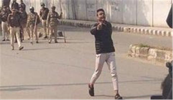 जामिया इलाके में जयश्री राम के नारे लगा की हवाई फायरिंग, एक जख्मी