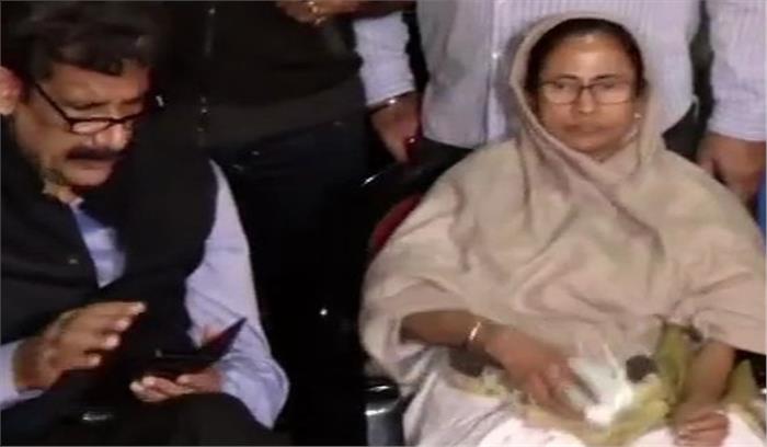 सीबीआई-पुलिस के आमने-सामने आने के बाद ममता धरने पर