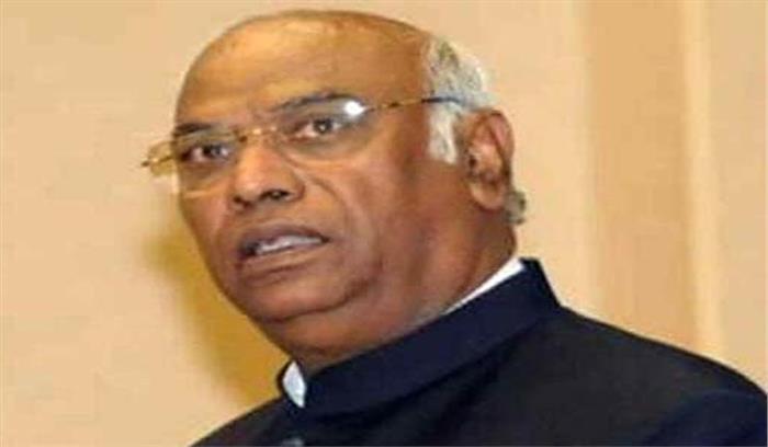 सीबीआई निदेशक को हटाने के खिलाफ सर्वोच्च न्यायालय पहुंचे खड़गे