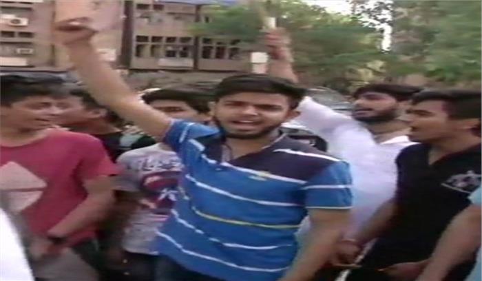 सीबीएसई मुख्यालय के बाहर छात्रों का प्रदर्शन