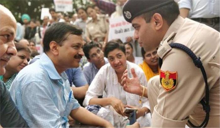 सीसीटीवी विवाद पर एलजी दफ्तर के बाहर धरने पर बैठे केजरीवाल