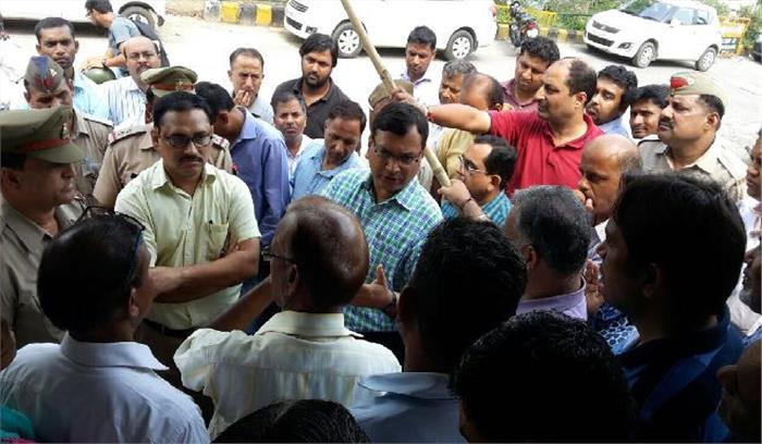 धरने पर बैठे आम्रपाली के खरीदार से मिलने पहुंचे नोएडा प्राधिकरण के सीईओ