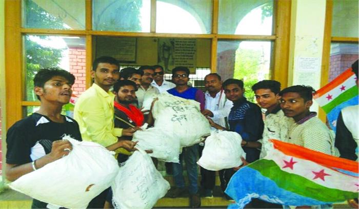 सीएम के कार्यक्रम के बाद बिखरे कचरे को उठाकर एनएसयूआई ने सौंपा निगम को सीएम के कार्यक्रम के बाद बिखरे कचरे को उठाकर एनएसयूआई ने सौंपा निगम को