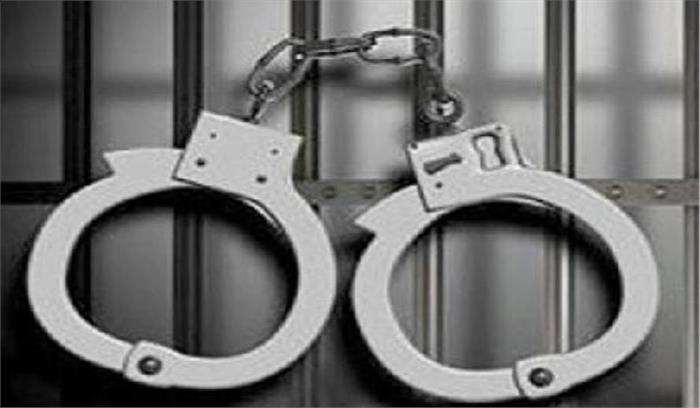 रिश्वत लेते हुए सी.एम.ओ. गिरफ्तार