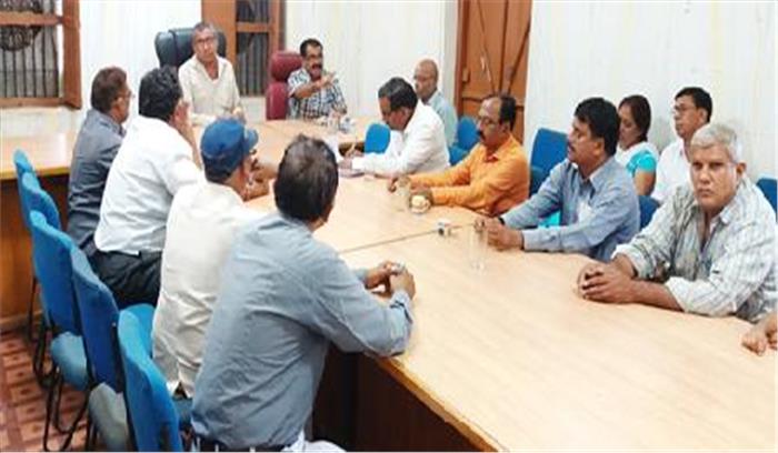 सीएमओ ने ली प्रधान पाठक प्राचार्य , आंगनबाड़ी कार्यकर्ताओं की बैठक