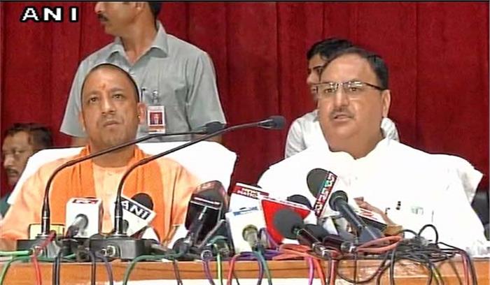 गोरखपुर पहुंचे मुख्‍यमंत्री को झेलना पड़ा विरोध, दिखाए गए काले झंडे