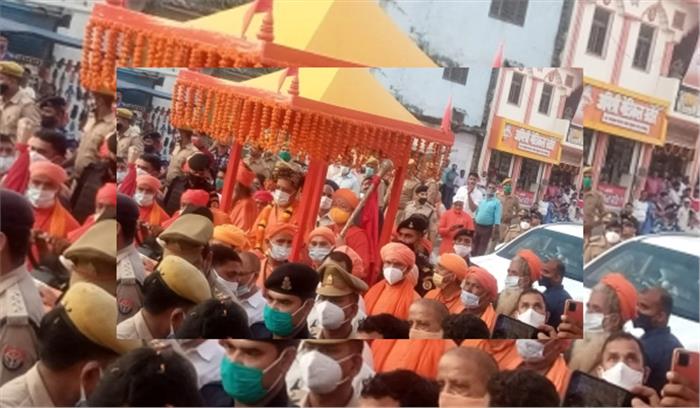 सीएम योगी की अगुवाई में गोरखनाथ मंदिर से निकली पारंपरिक शोभायात्रा