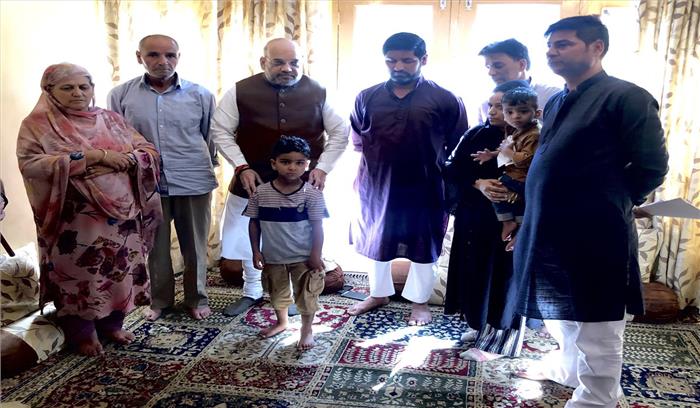 श्रीनगर :शहीद अरशद खान के परिजनों से मिले अमित शाह श्रीनगर :शहीद अरशद खान के परिजनों से मिले अमित शाह