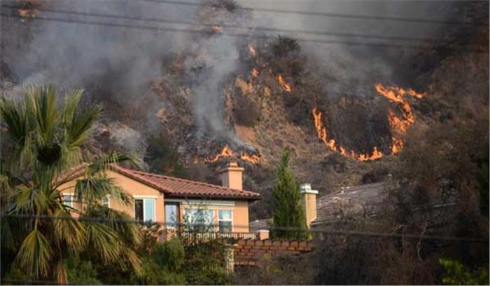 कैलिफोर्निया आग:  प्रभावित इलाकों में 75 हजार अभी भी फंसे