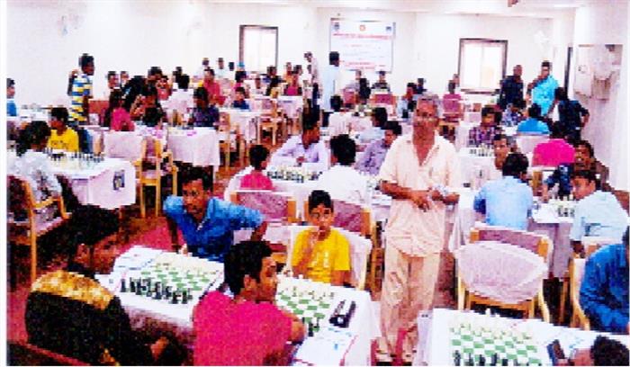 ऊंट और प्यादों की चाल के बीच उलझ रहे खिलाड़ी