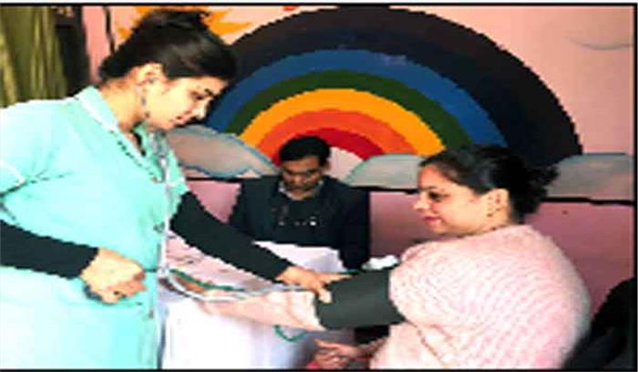 स्वास्थ्य शिविर में 100 से ज्यादा बच्चों व बुजुर्गों की करवाई जांच स्वास्थ्य शिविर में 100 से ज्यादा बच्चों व बुजुर्गों की करवाई जांच