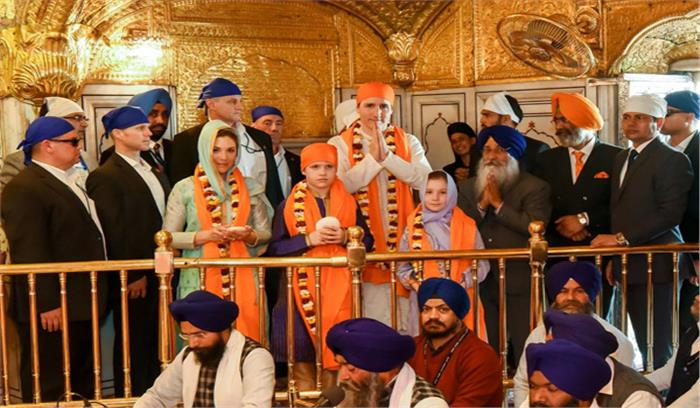  कनाडा के प्रधानमंत्री जस्टिन ट्रूडो ने परिवार सहित स्वर्ण मंदिर में टेका माथा