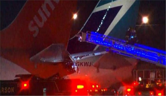कनाडा के पियर्सन हवाई अड्डे पर दो विमान भिड़े, एक विमान में लगी आग