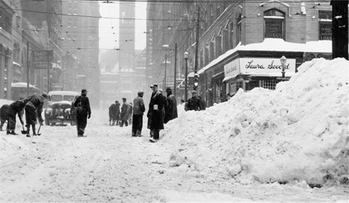 कनाडा के सबसे बड़े शहर टोरंटो में भयंकर बर्फबारी, जनजीवन अस्त-व्यस्त